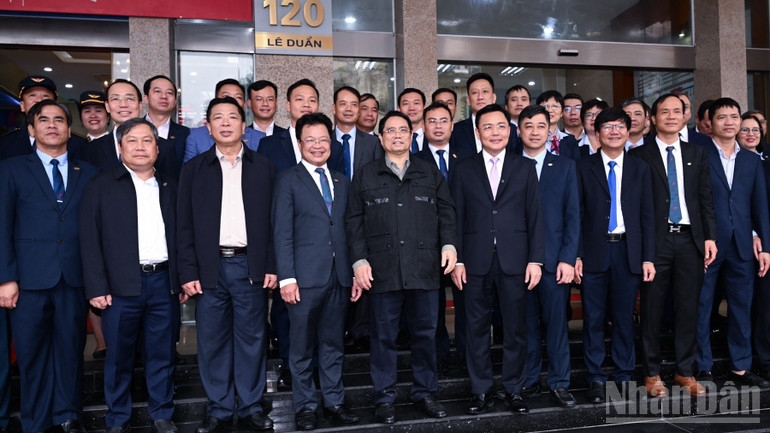 Thủ tướng Phạm Minh Chính và lãnh đạo Tổng Công ty Đường sắt Việt Nam. (Ảnh: Trần Hải)