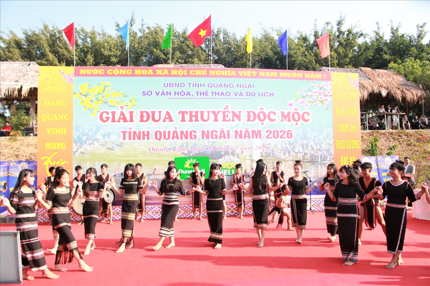Các em học sinh trình diễn cồng chiêng, múa xoang tại Giải đua thuyền độc mộc. (Ảnh: Ngọc Chí)