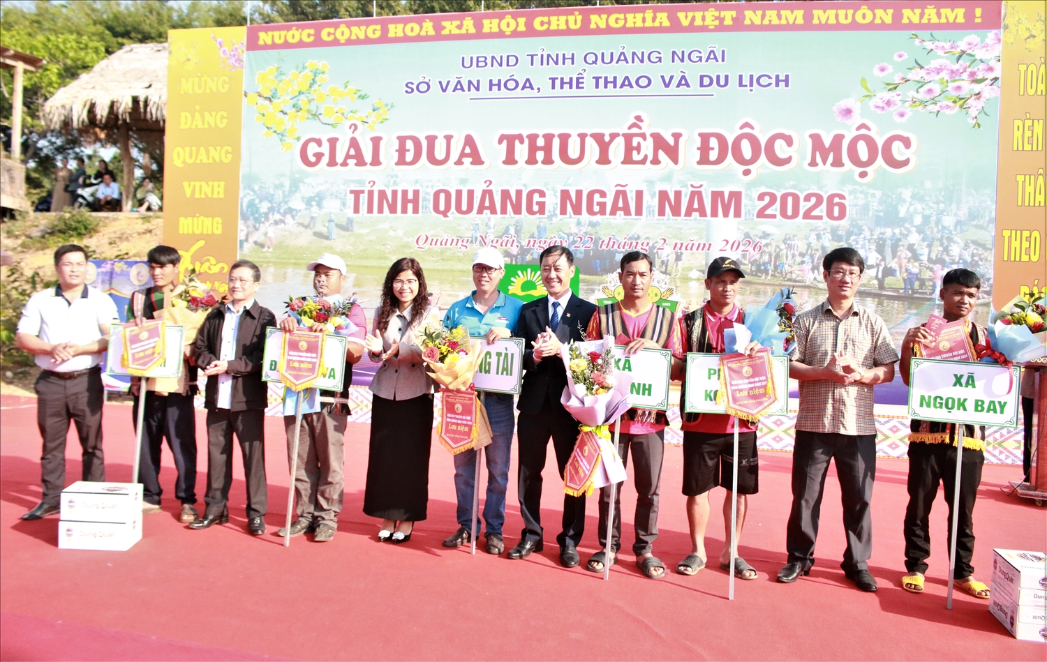 Ban Tổ chức tặng hoa và Cờ lưu niệm cho các đội tham gia giải. (Ảnh: Ngọc Chí)