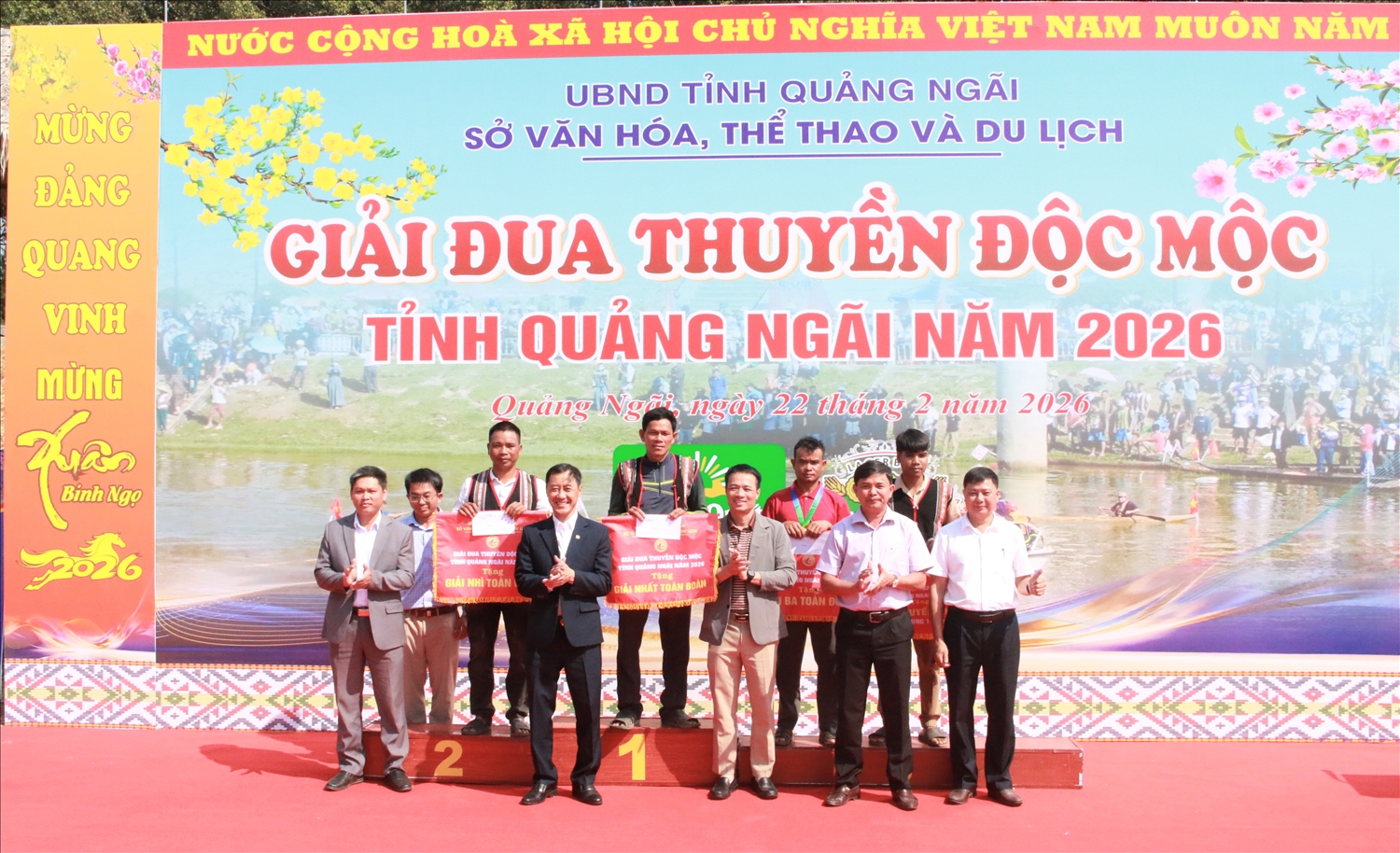 Ban Tổ chức trao giải toàn đoàn cho các đội. (Ảnh: Ngọc Chí)