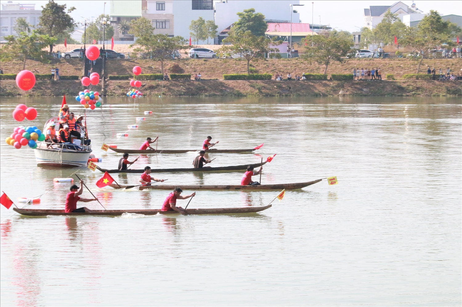 Các vận động viên xuất phát tranh tài ở cự ly 400m