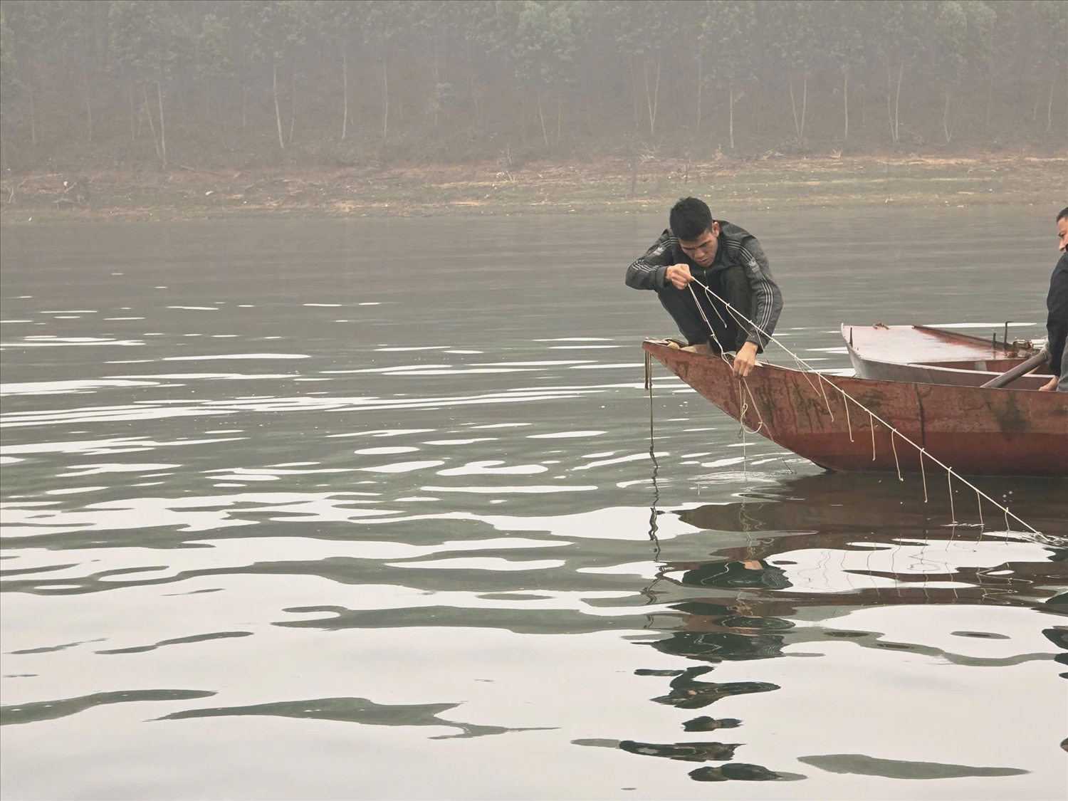 Các lực lượng chức năng vẫn đang khẩn trưởng tìm kiếm các nạn nhân còn lại (Ảnh Trọng Bảo)