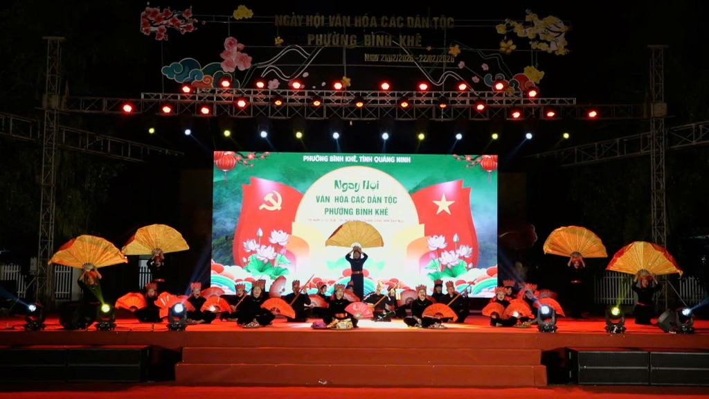 Nhiều tiết mục văn nghệ đậm màu sắc dân tộc được biểu diễn tại ngày hội