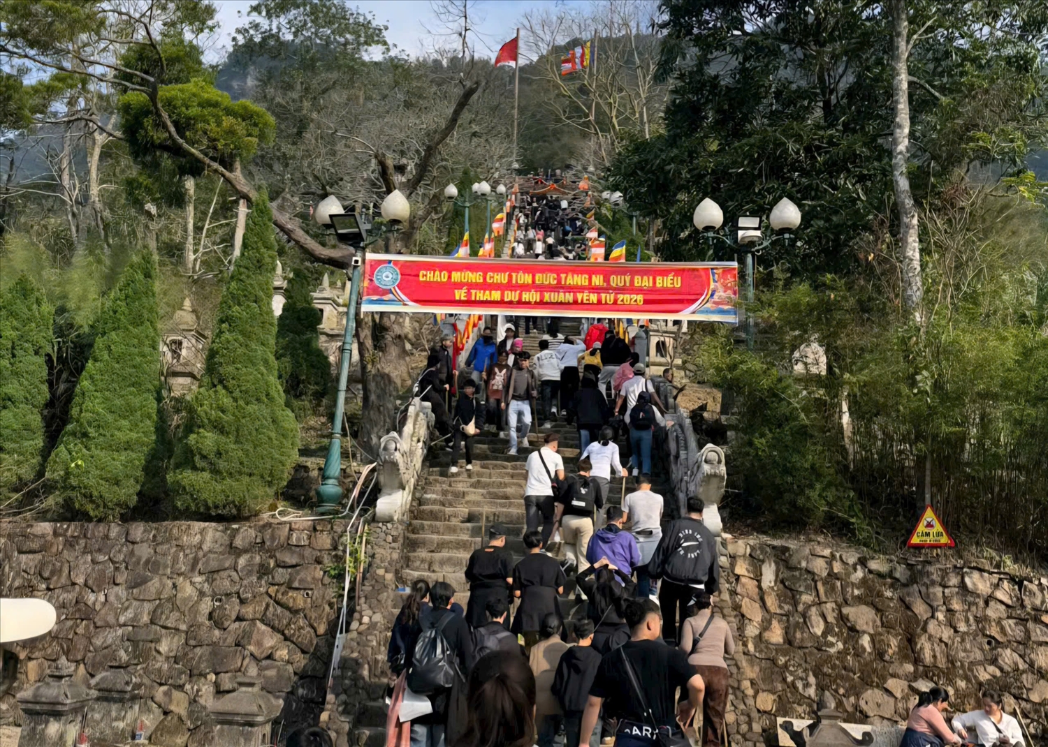 Hàng vạn du khách thập phương đổ về Yên Tử dịp đầu Xuân