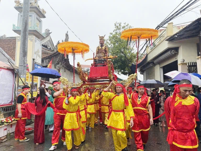 Lễ rước thánh từ đền thờ thần Phạm Tử Nghi ngoài cống Lưu Khê về đình. Ảnh: Mỹ Dung
