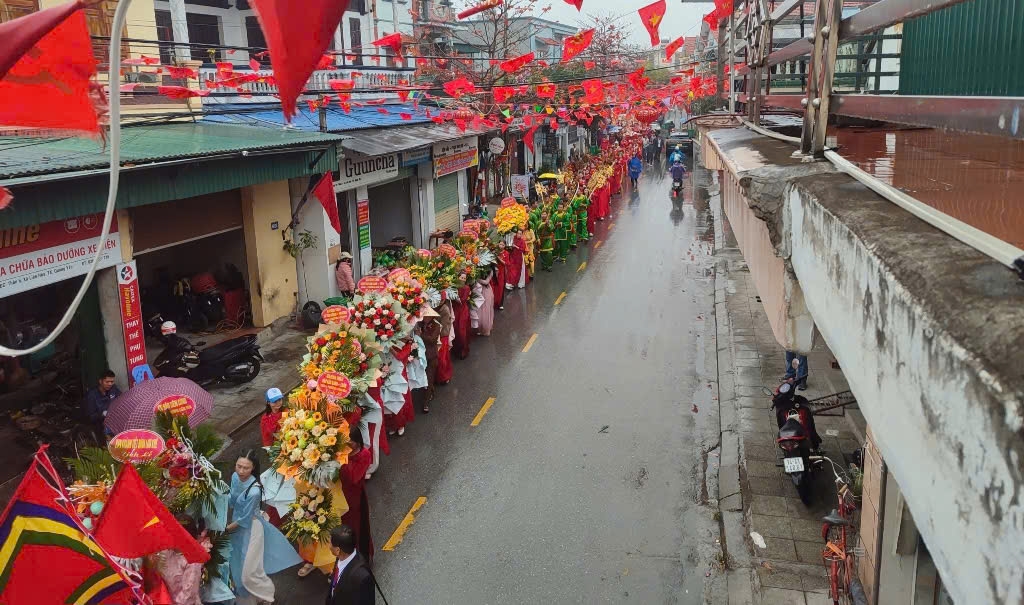 Làng tổ chức rước thánh từ đền thờ thần Phạm Tử Nghi ngoài cống Lưu Khê về đình, quãng đường khoảng 3km