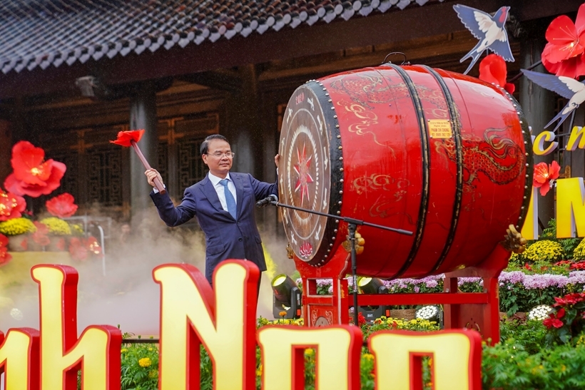 Bí thư Tỉnh ủy Ninh Bình Đặng Xuân Phong gióng trống khai hội