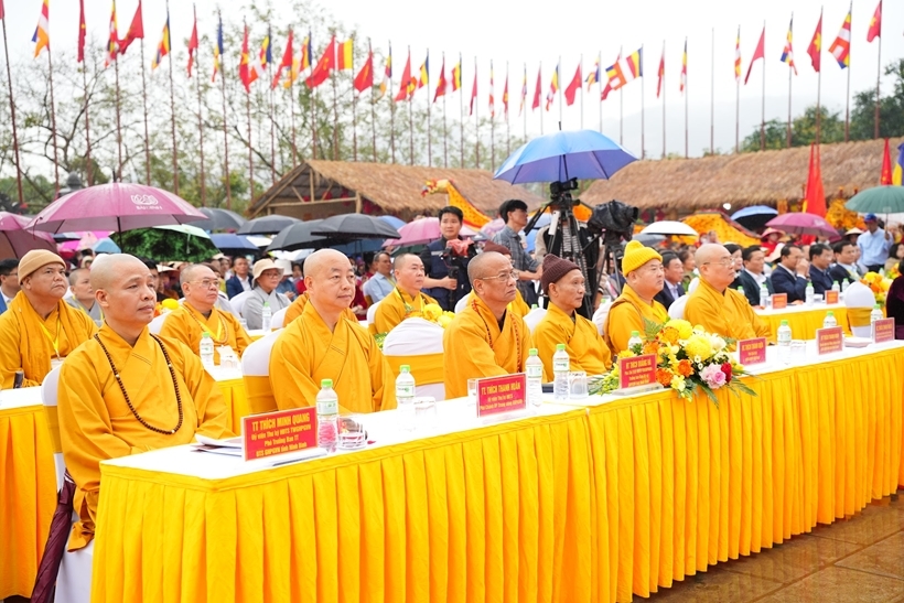 Các đại biểu tham dự khai hội.
