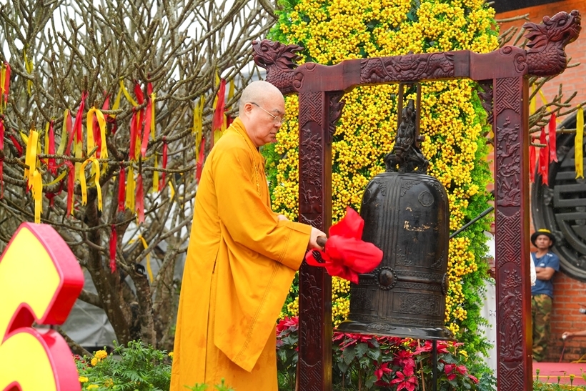 Hòa thượng Thích Thanh Nhiễu, Phó Chủ tịch Thường trực Hội đồng Trị sự Giáo hội Phật giáo Việt Nam, Trụ trì chùa Bái Đính, thỉnh hồi chuông khai mở mùa lễ hội.