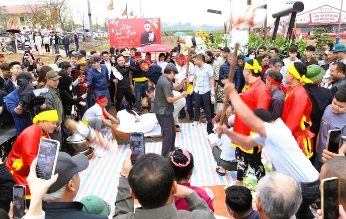 Người dân tham gia làm bánh dày tại lễ hội Tịch Điền Xuân 2026