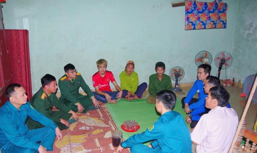 Ban Chỉ huy Quân sự xã Châu Lộc thăm động viên thanh niên lên đường nhập ngũ - Ảnh: Sỹ Đức