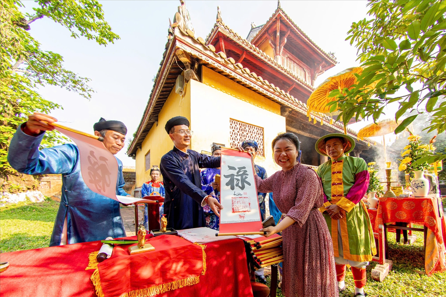 Du khách vui mừng khi được tặng chữ nhân dịp đầu năm mới