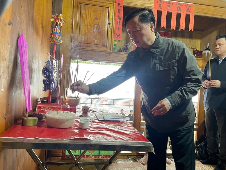 Phó Thủ tướng Trần Hồng Hà thắp hương tưởng niệm tại một gia đình có người thân tử vong trong vụ lật tàu chở khách trên hồ Thác Bà - Ảnh: VGP