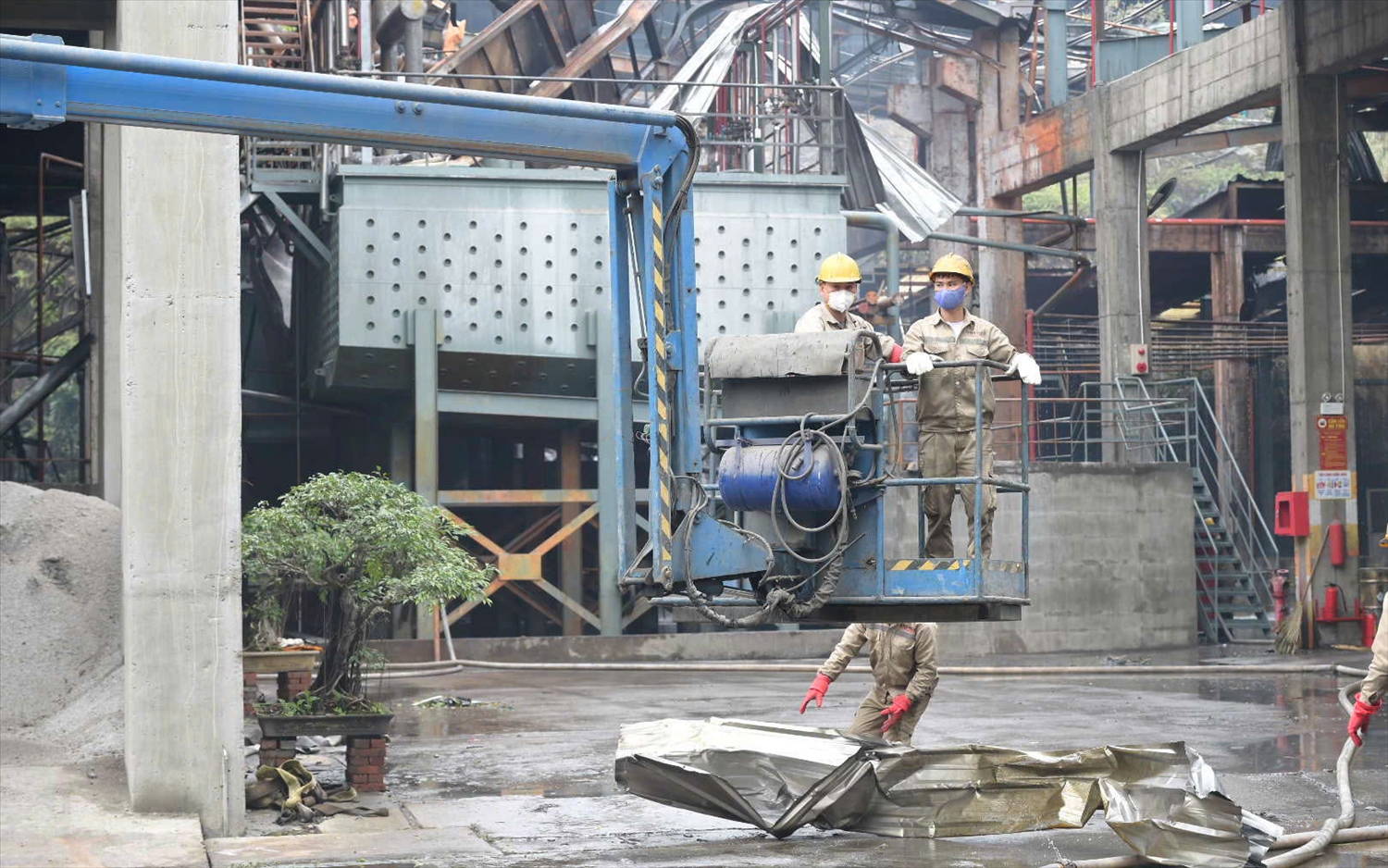 Lực lượng chức năng tiếp cận khu vực xảy ra vụ nổ, thực hiện công tác cứu nạn