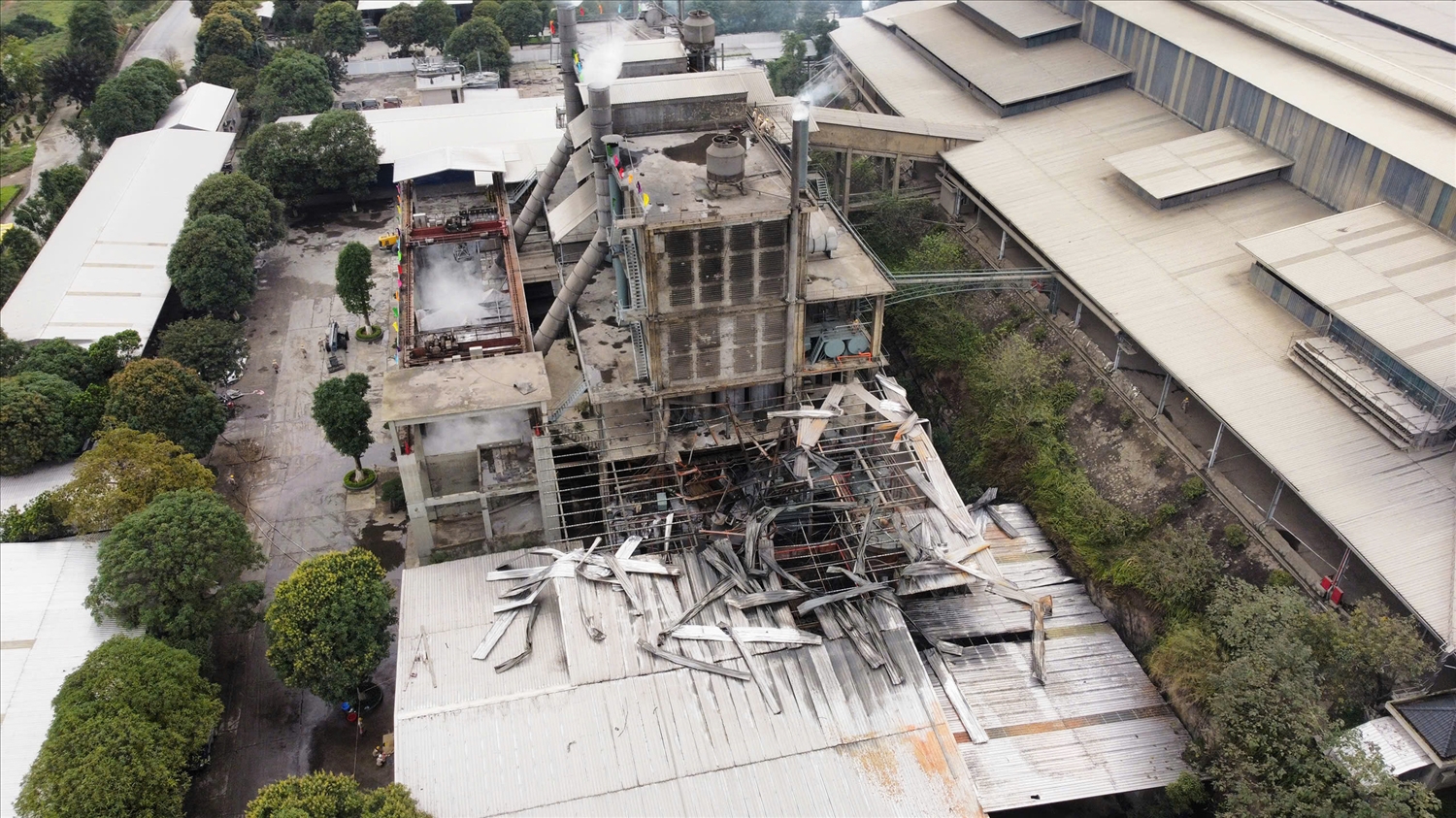 Mái tôn khu nhà xưởng nơi xảy ra vụ nổ sập tan tành