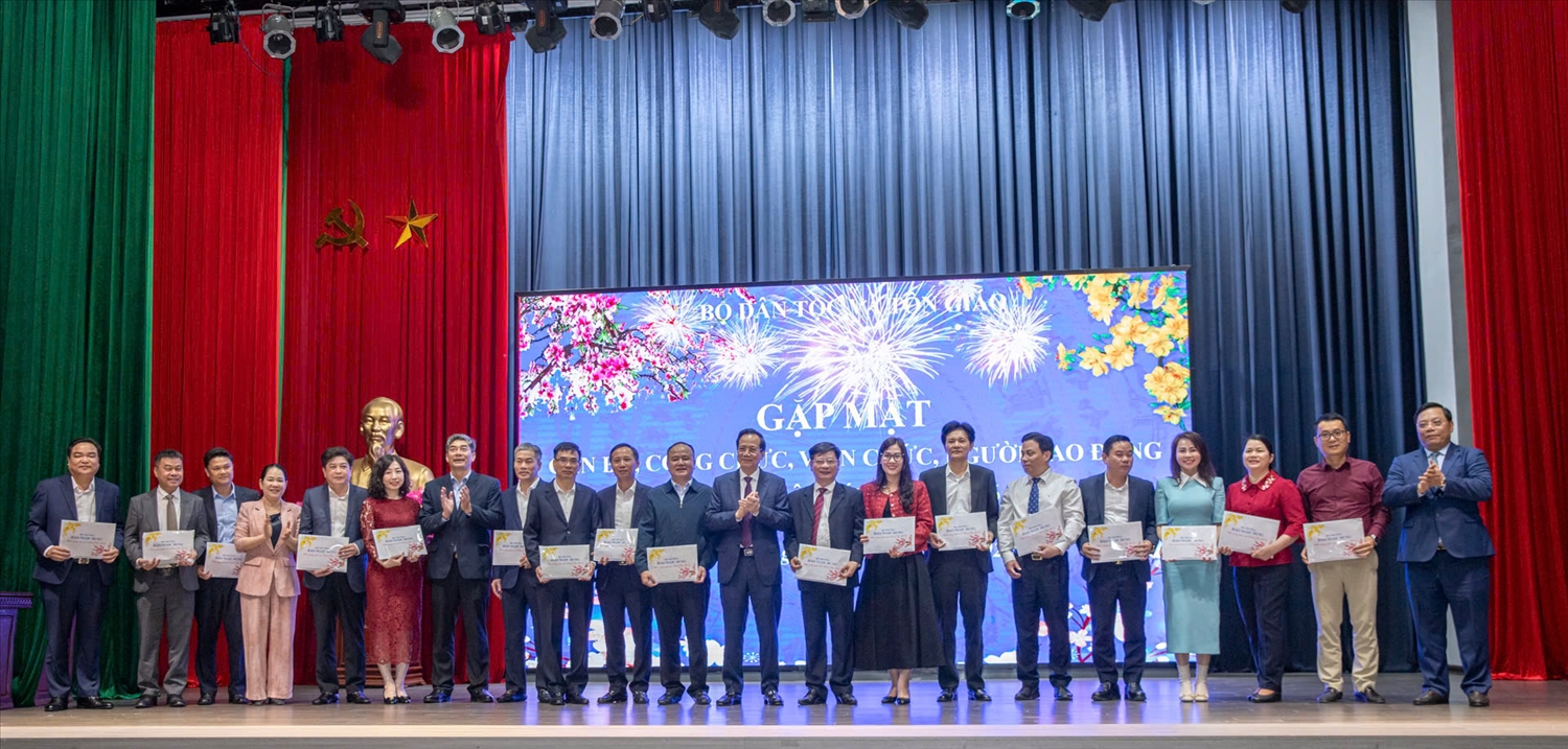 Lãnh đạo Bộ Dân tộc và Tôn giáo tặng lì xì đầu năm mới cho các vụ, đơn vị (Ảnh. Tuấn Ninh)