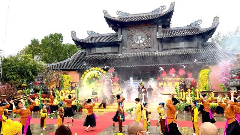 Hội xuân Bái Đính là lễ hội truyền thống mang đậm bản sắc văn hóa dân tộc, nơi giao thoa giữa tín ngưỡng dân gian và Phật giáo. Lễ hội được tổ chức hằng năm, bắt đầu từ mùng 1 Tết và chính thức khai hội vào mùng 6 tháng Giêng, kéo dài đến hết tháng 3 âm lịch. Ảnh: ITN