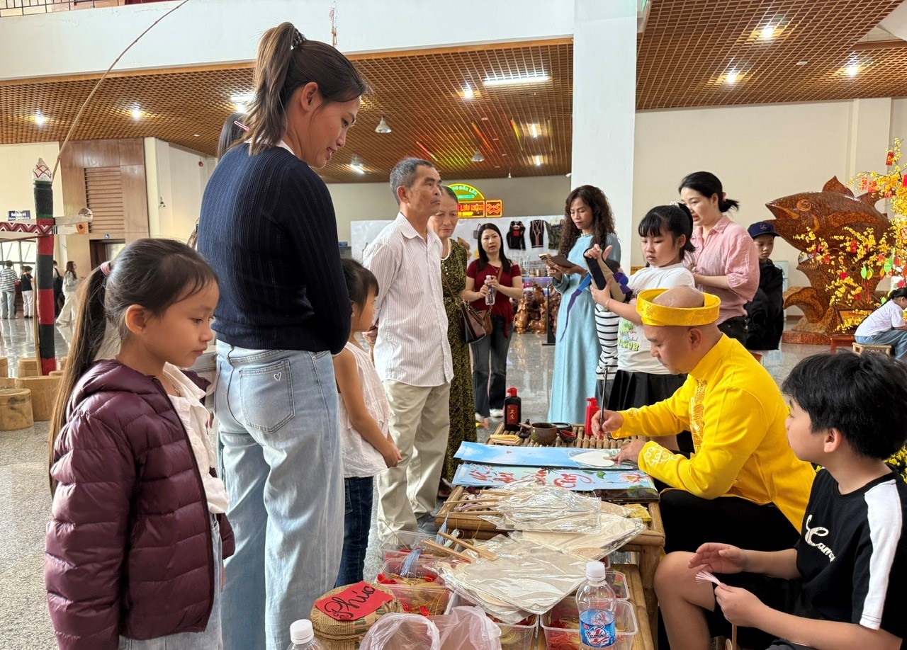 Hoạt động viết thư pháp, tặng chữ đầu Xuân