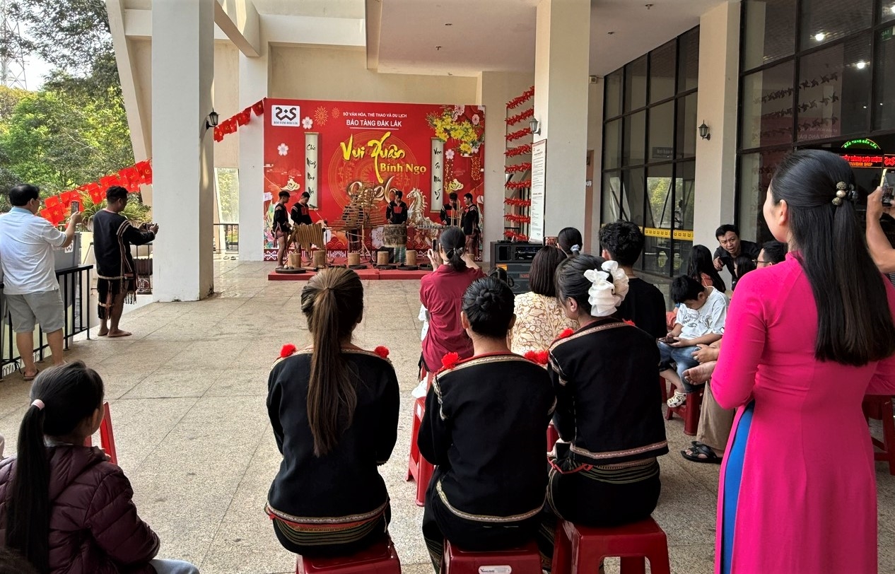 Du khách thưởng thức biểu diễn cồng chiêng, múa truyền thống của người Ê Đê