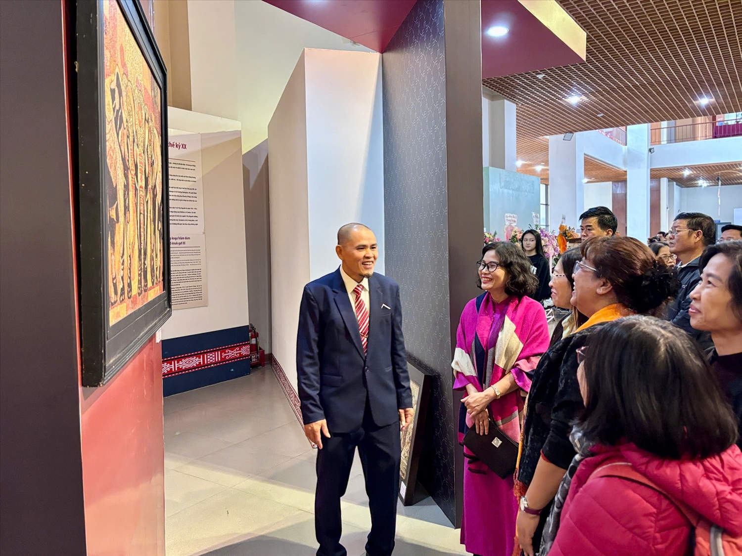 Họa sĩ Trương Văn Linh giới thiệu tác phẩm đến khách tham quan