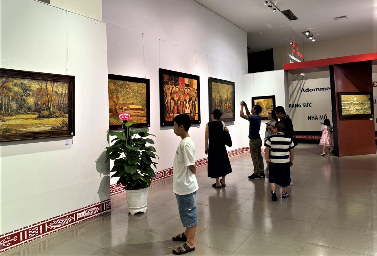 Không ít gia đình, học sinh, sinh viên, văn nghệ sĩ và du khách đến thưởng lãm