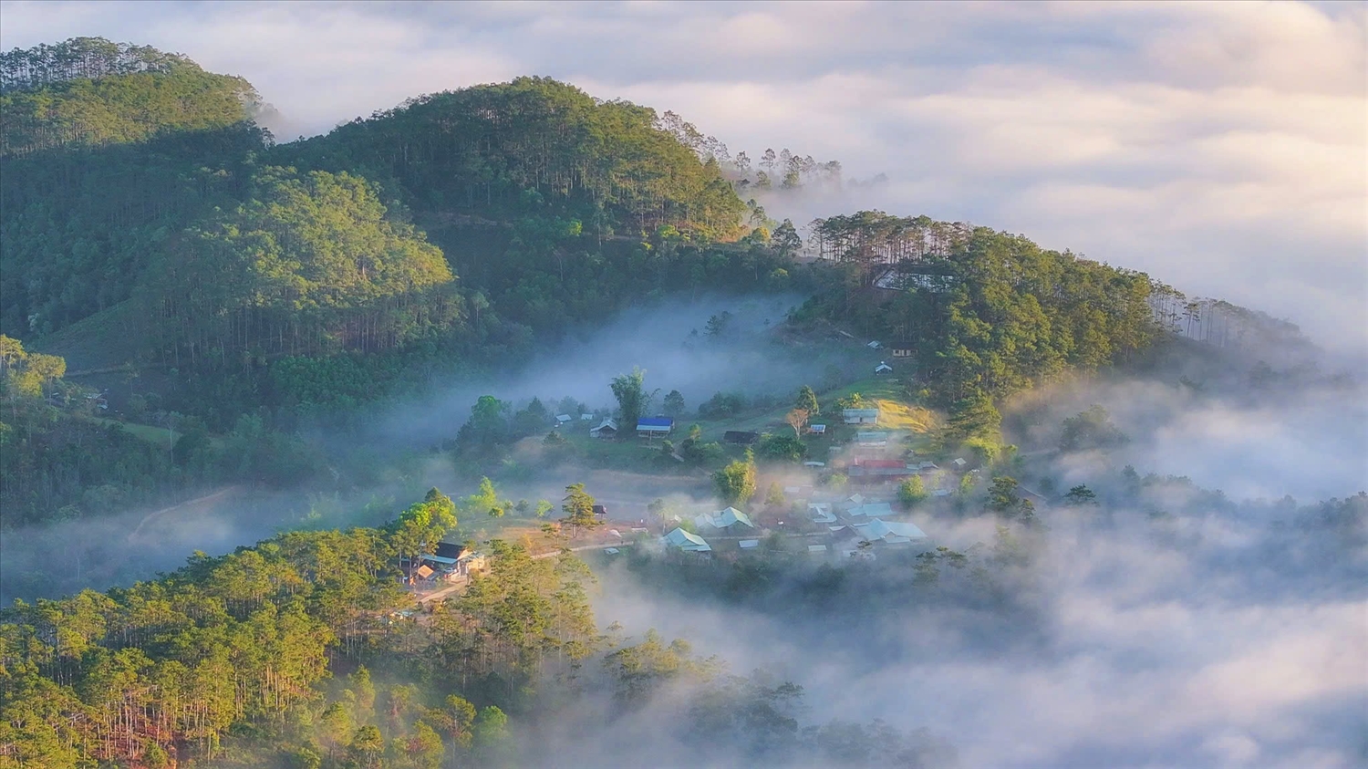 Ngôi làng của người Xơ Đăng ẩn hiện dưới núi rừng và những áng mây lúc bình minh