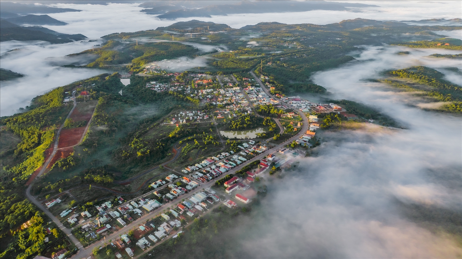 Mùa Xuân cũng là thời điểm khu vực xã Măng Đen được bao phủ bởi những áng mây lơ lửng, khoảnh khắc giao hòa giữa đất trời
