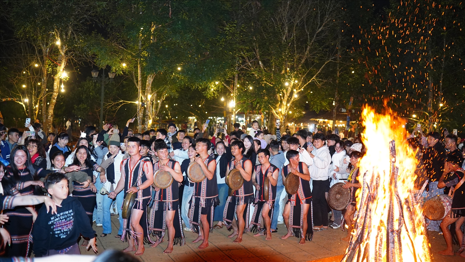 Mùa Xuân, đến với Măng Đen, ngoài việc ngắm khung cảnh thiên nhiên hùng vĩ, du khách còn được hòa mình cùng nhịp cồng chiêng, múa xoang của người Xơ Đăng – nhánh Mơ Nâm