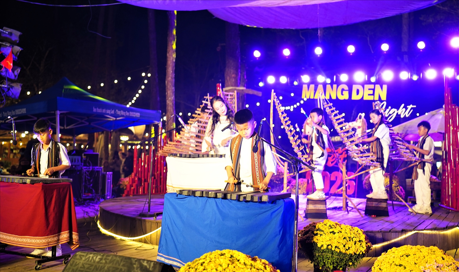 Hằng đêm, UBND xã Măng Đen tổ chức chương trình trình diễn nhạc cụ dân tộc tại không gian Chợ phiên Măng Đen để phục vụ khách du Xuân