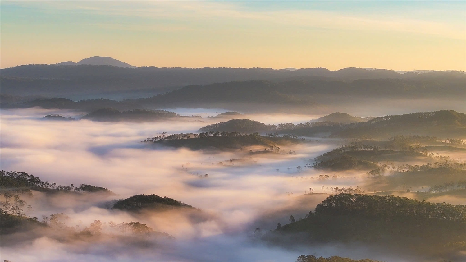 Những áng mây lơ lửng lúc bình minh, làm cho khung cảnh núi rừng Măng Đen thêm hùng vĩ