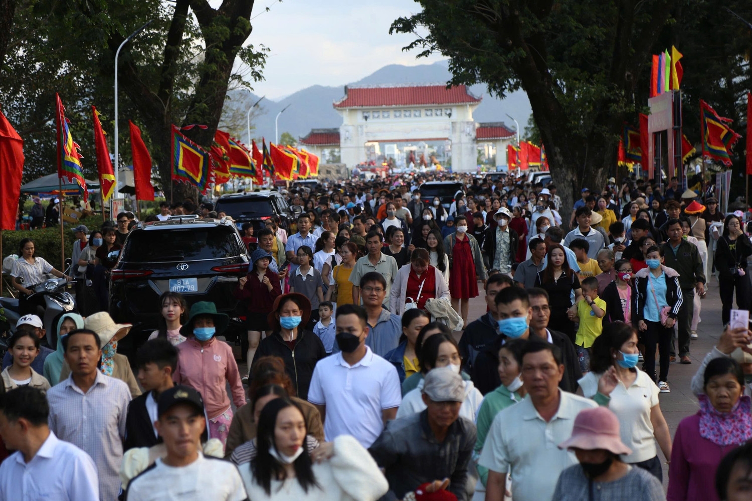 Hàng nghìn người dân và du khách đi trẩy hội Đống Đa. (Ảnh: H.P)