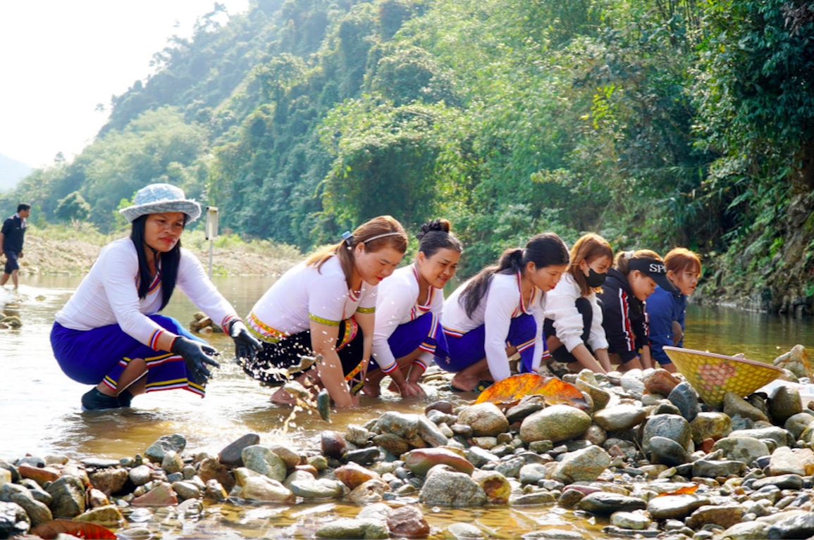 Với đồng bào Co, tục Đắp chăn săn cá vẫn được người gìn giữ như một sợi dây nối liền quá khứ với hiện tại. (Ảnh: T.Hậu)