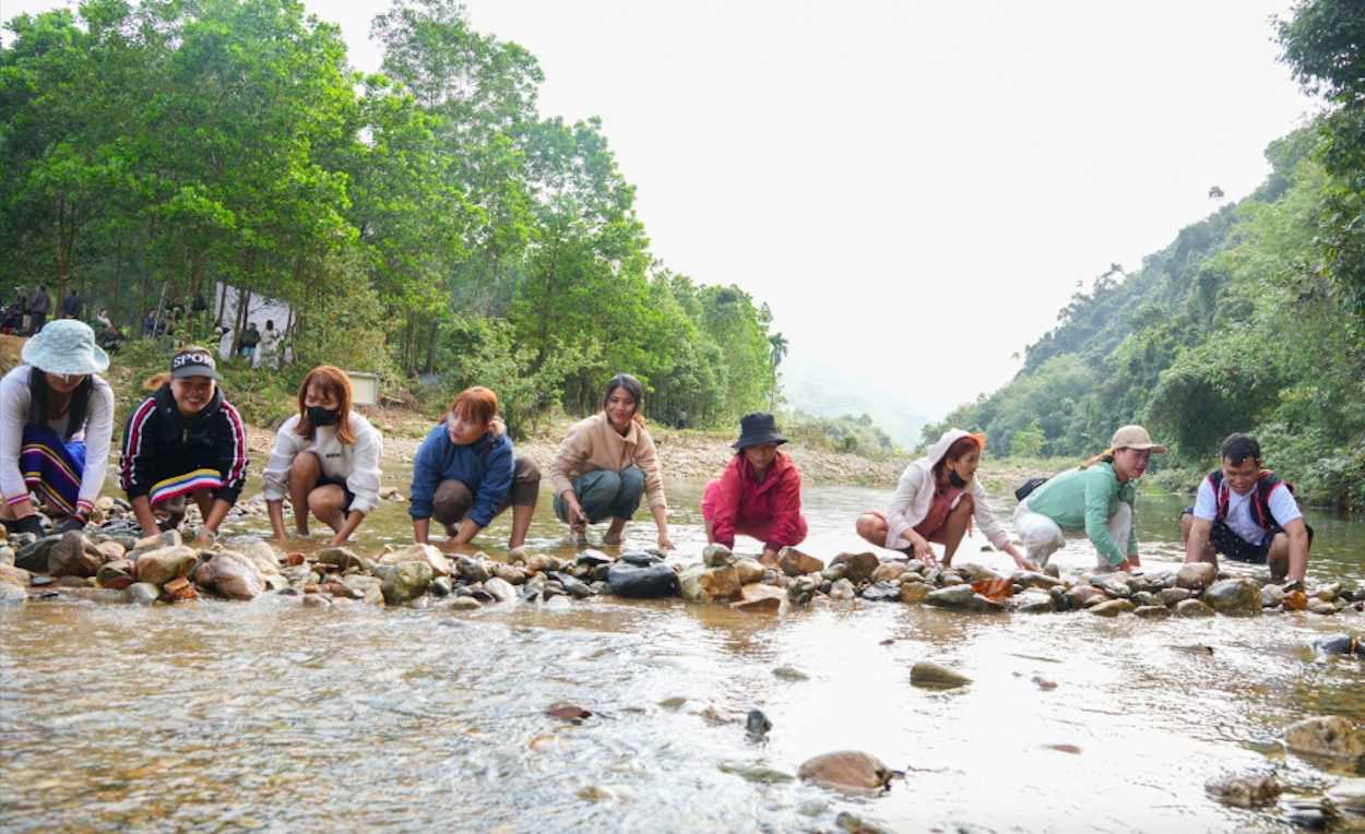 Từ sáng sớm, bào Co ở xã Thanh Bồng đã tập trung bên bờ sông để thực hiện nghi thức Đắp chăn săn cá. (Ảnh: T.Hậu)