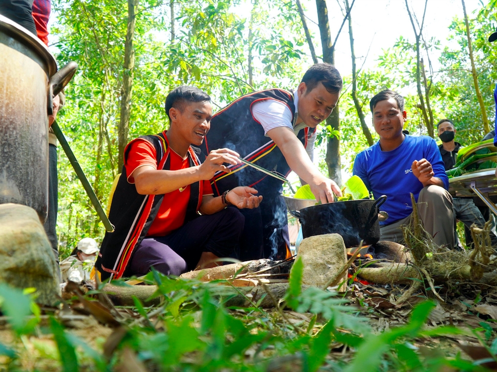 Sau khi bắt được cá, người dân chế biến ngay bên bờ suối và cùng nhau thưởng thức để gắn kết cộng đồng. (Ảnh: T.Hậu)