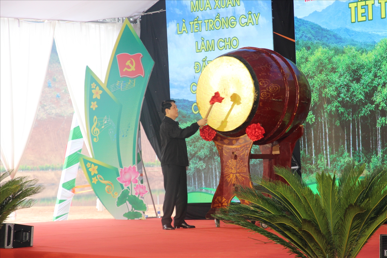 Chủ tịch nước Lương Cường đánh trống phát động Tết trồng cây năm 2026 (Ảnh Trọng Bảo)