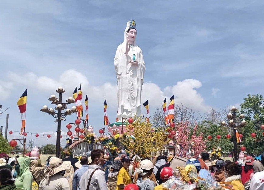 Du khách viếng tượng Mẹ Nam Hải ở Cà Mau. (Ảnh: V.K.K)