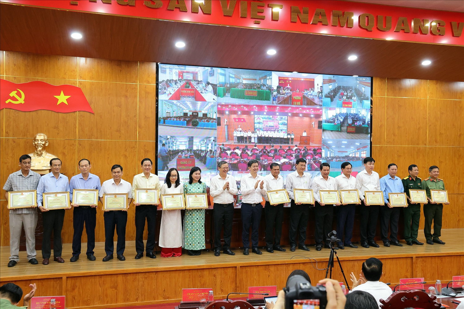 Các đơn vị được nhận bằng khen về tổ chức và phục vụ Nhân dân đón Tết. (Ảnh: TP)