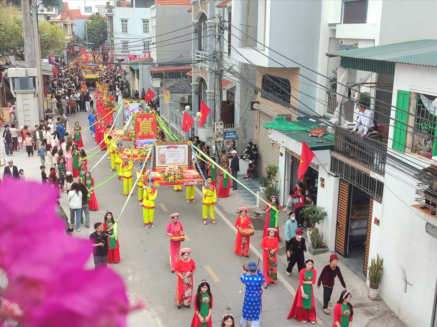 Đây là lễ hội xuân lớn nhất vùng đảo Hà Nam thu hút đông đảo nhân dân và du khách thập phương