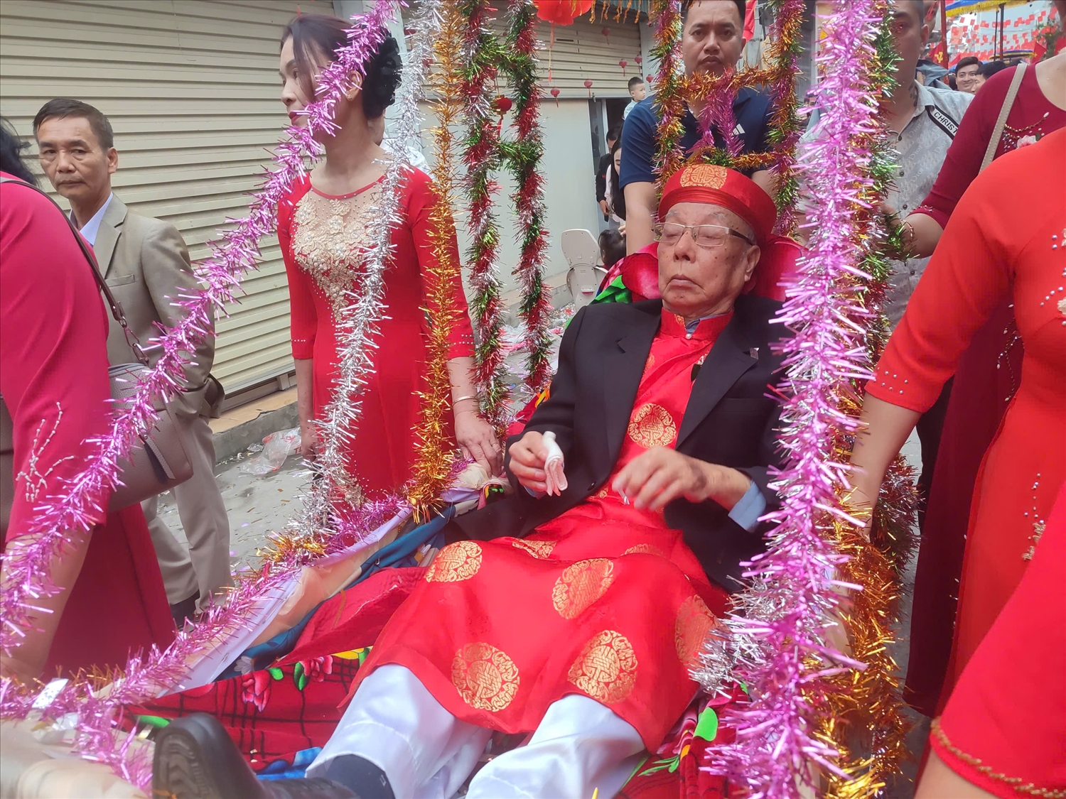 Hai đoàn rước tập thể cùng sáu đoàn rước cá nhân các cụ Thượng tuổi 80, 90, 100 được tổ chức long trọng, cùng hơn 200 cụ cao niên dẫn lễ lên miếu