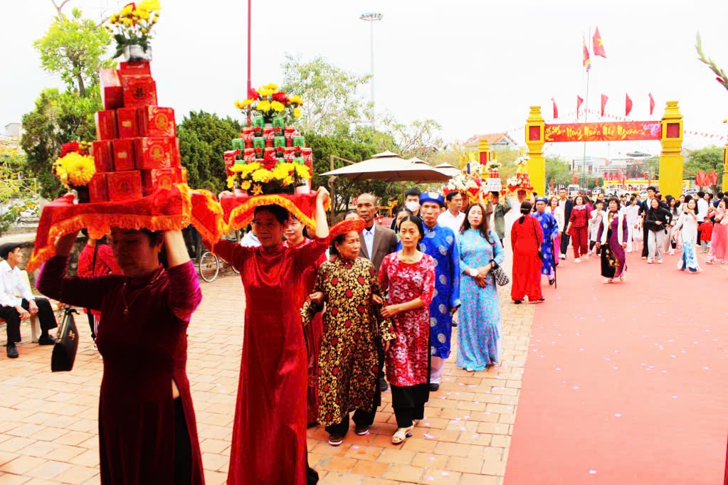 Gia đình cụ Thượng lên miếu đường Tiên Công làm lễ