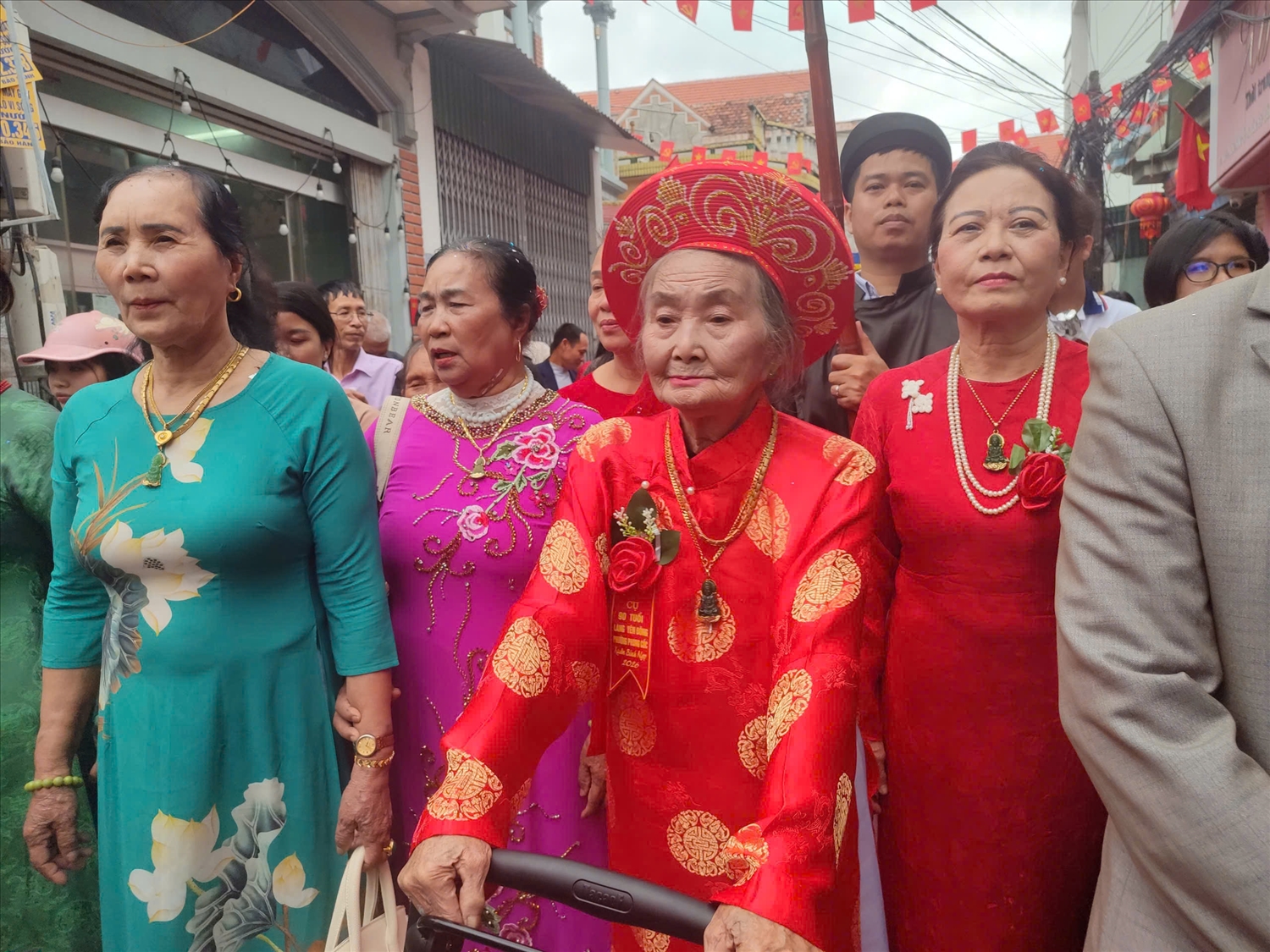 Điểm nhấn đặc sắc của lễ hội là nghi lễ “rước người” diễn ra vào ngày chính hội (mùng 7 tháng Giêng)