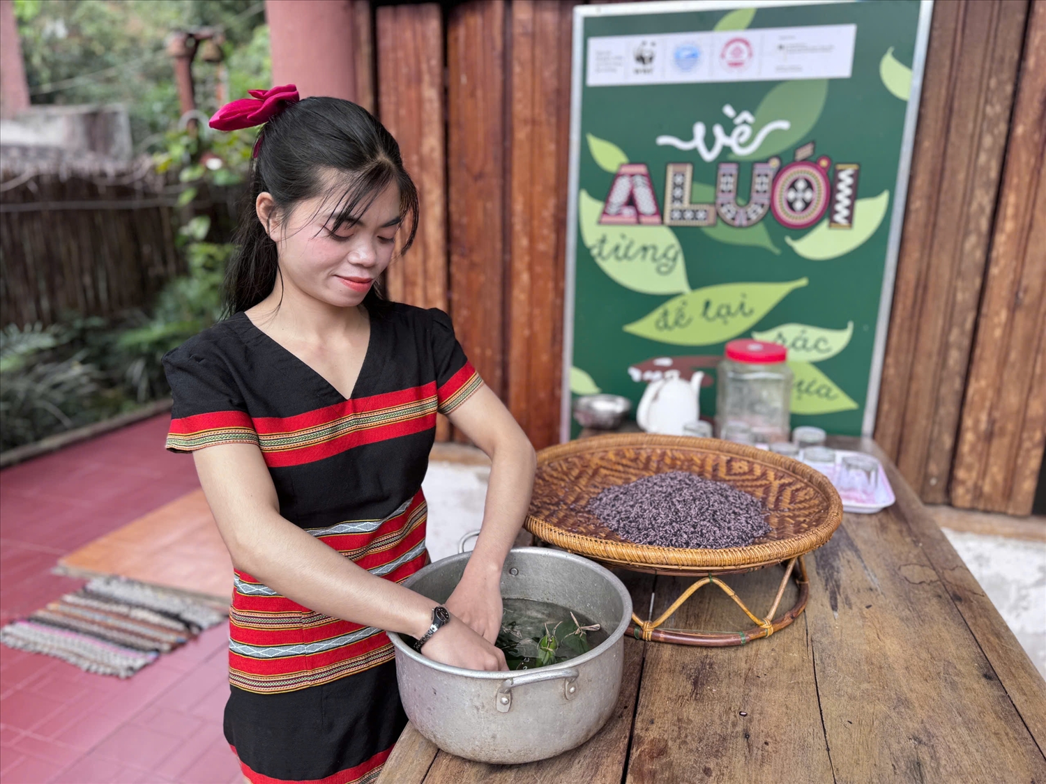 Một trong những công đoạn quan trọng là ngâm bánh (Ảnh: Phạm Tiến)