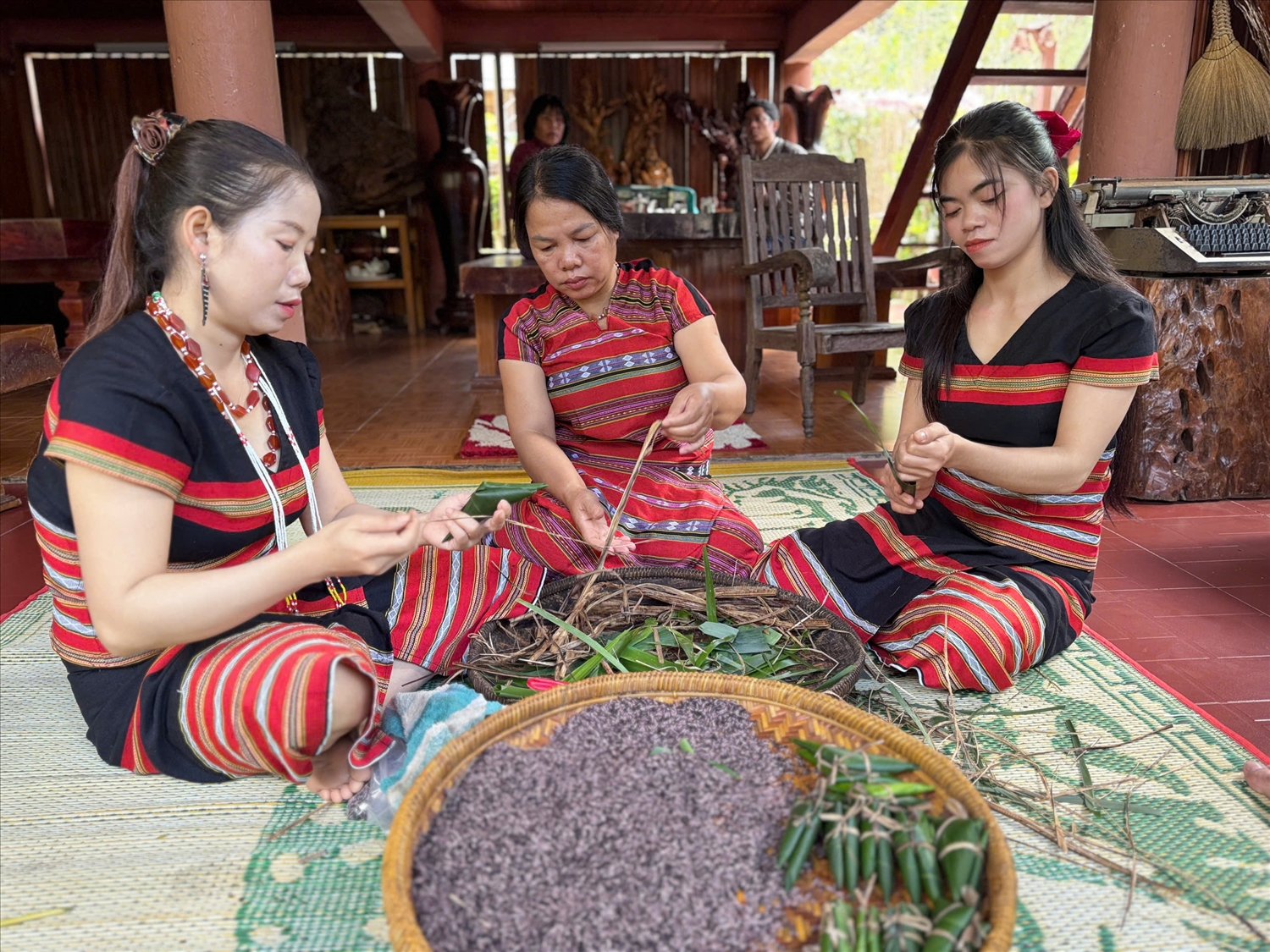 Chị em phụ nữ Pa Cô thực hiện quy trình gói bánh aquat (Ảnh: Phạm Tiến)