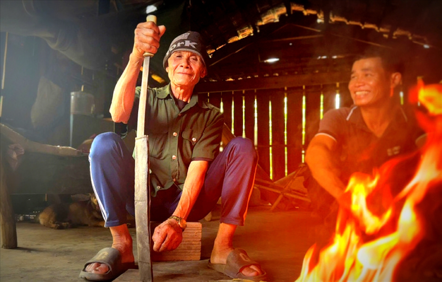 Cụ A Nhóa và thanh gươm đánh giặc của của Anh hùng lực lượng vũ trang nhân dân A Mét.