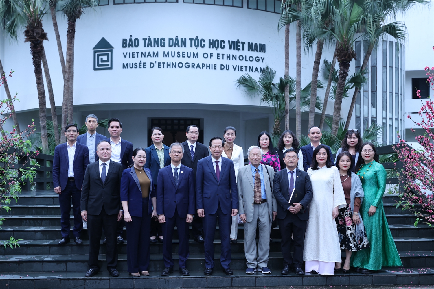 Bộ trưởng Đào Ngọc Dung cùng đoàn công tác của Bộ Dân tộc và Tôn giáo đến thăm, chúc tết Bảo tàng Dân tộc học Việt Nam (Ảnh. Lê Anh Dũng)