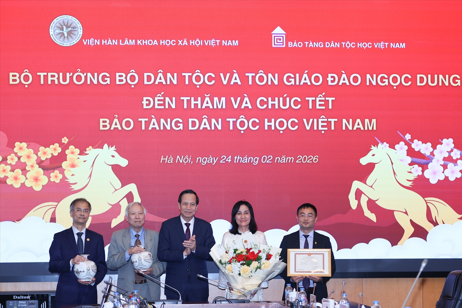 Bộ trưởng Bộ Dân tộc và Tôn giáo Đào Ngọc Dung tặng bằng khen cho Bảo tàng Dân tộc học Việt Nam (Ảnh. Lê Anh Dũng)