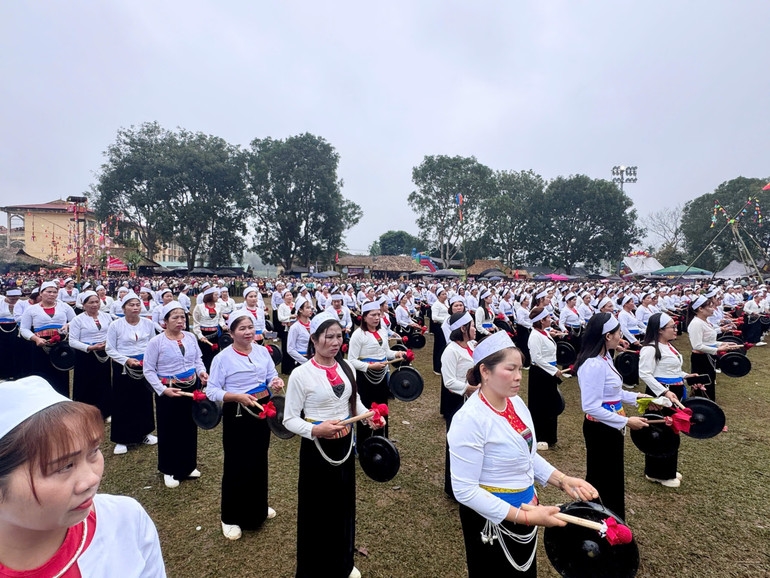 Hàng trăm nghệ nhân biểu diễn chiêng Mường tại lễ hội. Ảnh: ITN