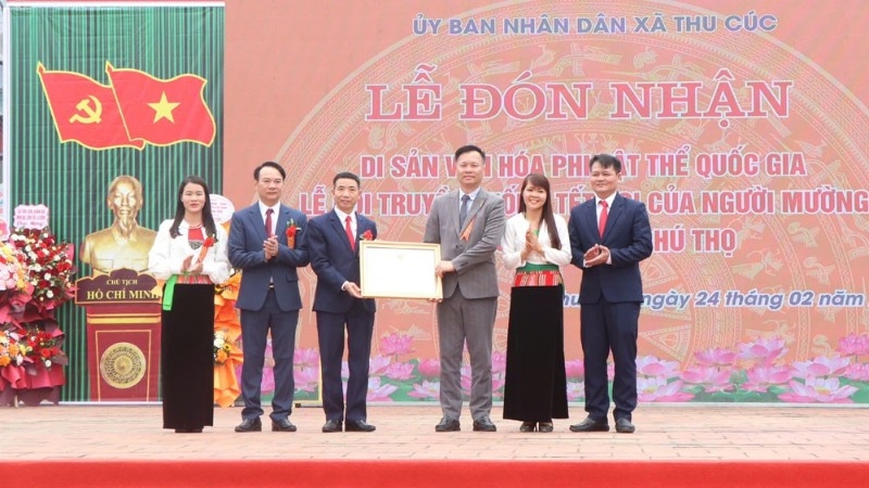 Đại diện Bộ Văn hóa, Thể thao và Du lịch trao bằng công nhận Lễ hội Tết Doi của người Mường xã Thu Cúc là Di sản văn hóa phi vật thể quốc gia. (Ảnh MH)