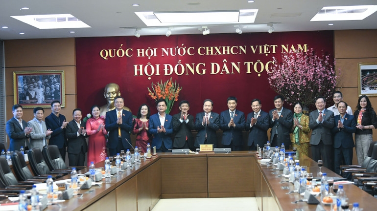 Chủ tịch Quốc hội Trần Thanh Mẫn và các đại biểu với Thường trực Hội đồng Dân tộc của Quốc hội. (Ảnh: DUY LINH)