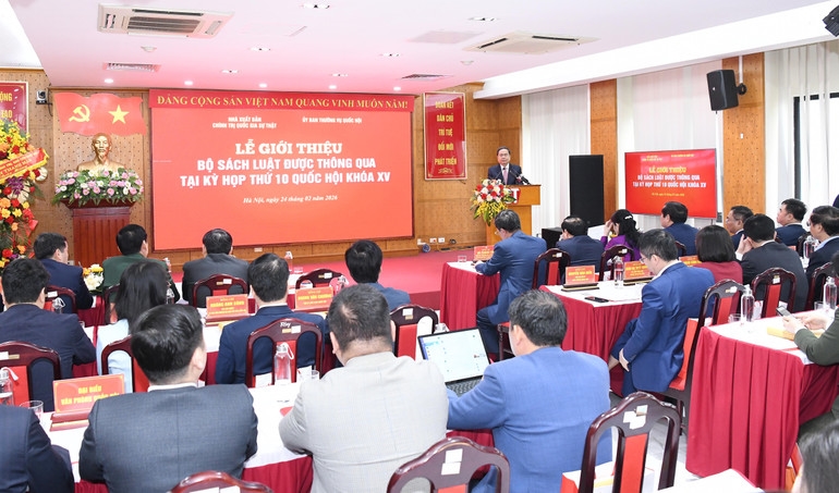 Chủ tịch Quốc hội Trần Thanh Mẫn và các đại biểu dự Lễ giới thiệu bộ sách luật được Quốc hội khóa XV thông qua tại Kỳ họp thứ 10. (Ảnh: DUY LINH)